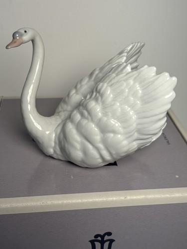 Lladro porcelain white swan - white,