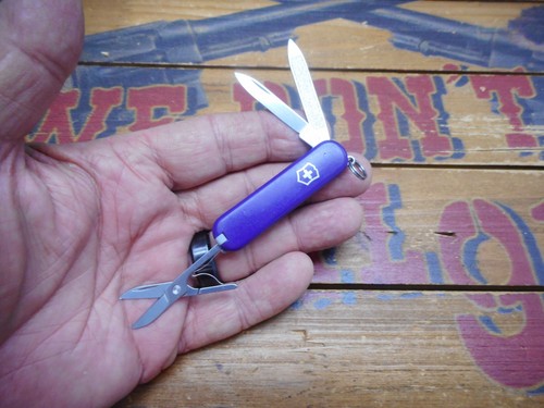 Victorinox classic swiss army - swiss,