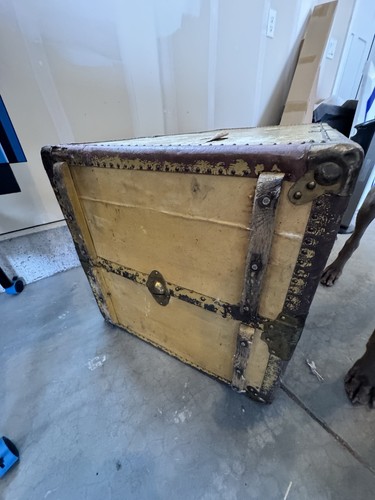 Old wood trunk - old,