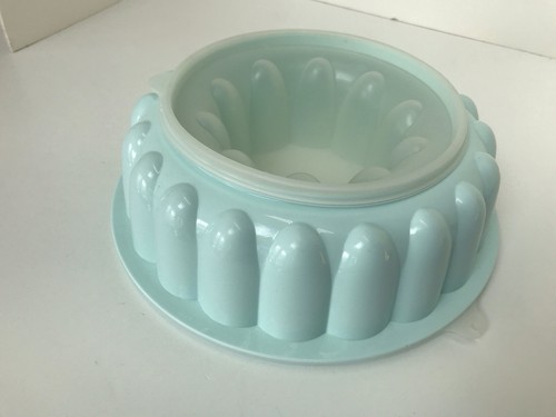 Tupperware jello mold - mold, mint