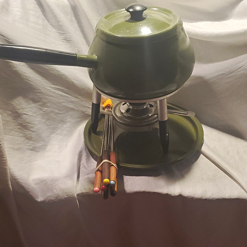 Vtg avocado green metal - metal, &