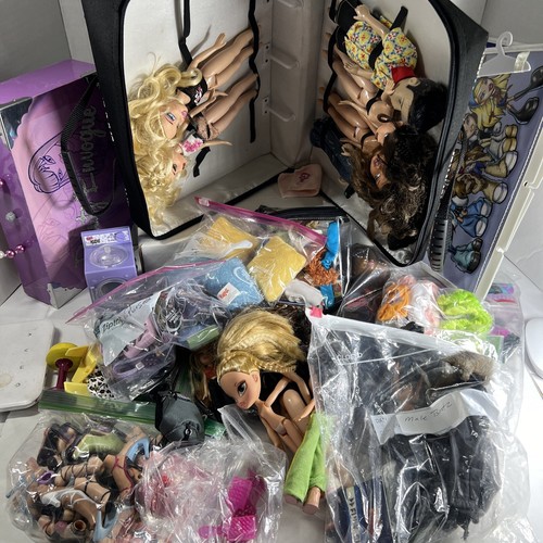 Bratz doll lot - bratz, 22