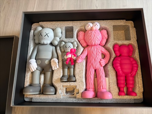 Kaws family vinyl figures grey - family,