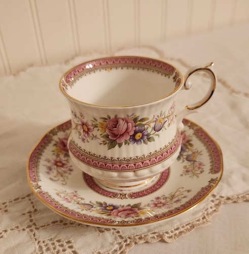 Vintage queen tea cup - queen's,