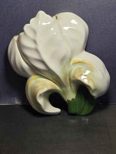 Vintage white iris wall pocket - white,