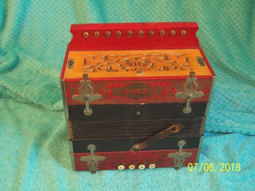 Venezia row accordion button - accordion,