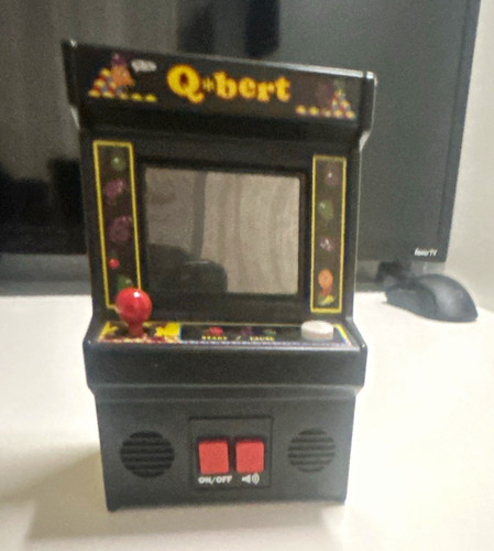 Basic fun bert mini arcade - q*bert,
