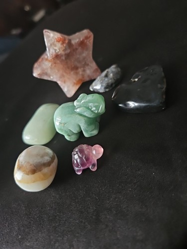 Carved and tumbled stones - carved, lot