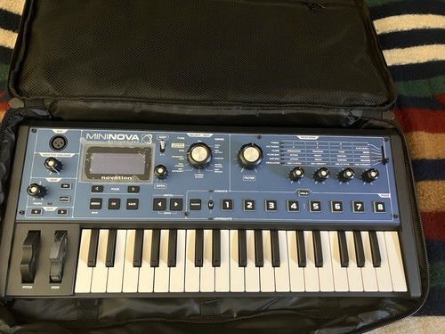 Novation mininova with gig - novation, bag