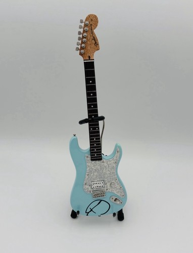 Tom delonge signed mini - delonge,