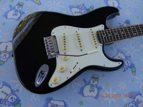 Squier standard series strat - squier,