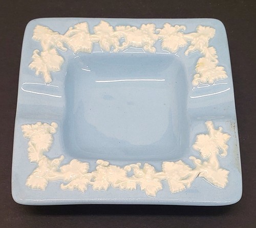 Wedgwood cream lavender - on,