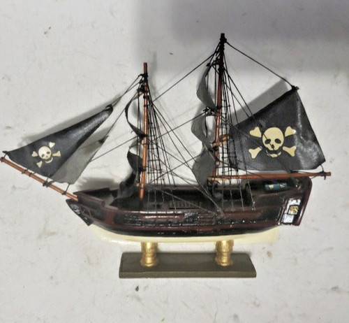 Pirat sailing ship - pirat,