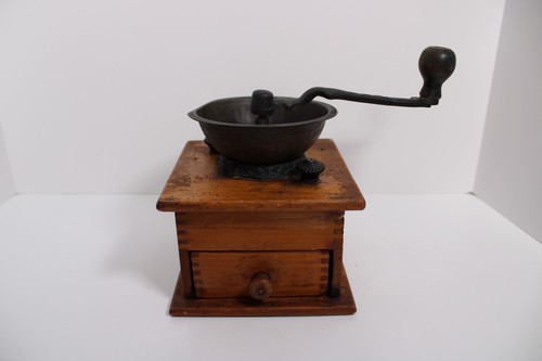 Antique co primitive - &,