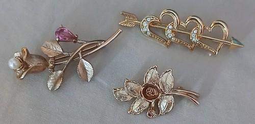 Avon gold tone brooches - 3,
