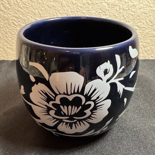 Blue white ceramic round - blue,