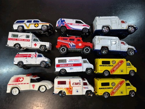 Lot diecast ambulance - of, 12