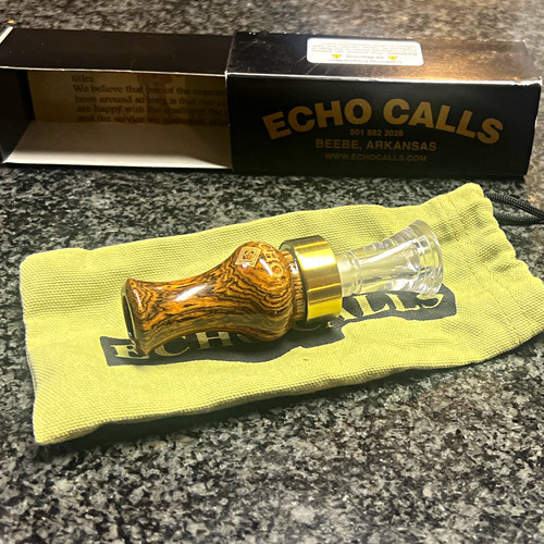 Echo calls single - calls, wood