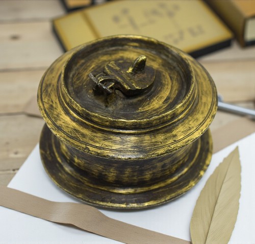 Very old rustic - very, décor