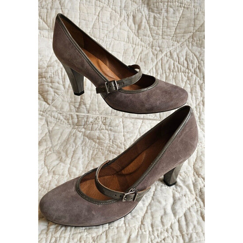 Nurture carribou women - carribou, brown