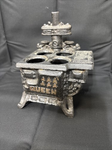 1930s cast iron queen toy - cast,