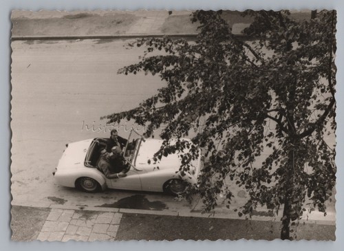 Triumph tr3 roadster 2 men - triumph, roadster?