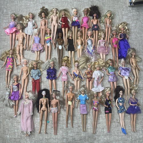 Huge lot barbie dolls - of,