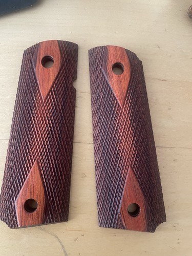 Colt 1911 checkered - wood, grips