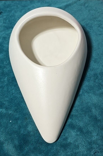 White kiss teardrop - kiss, wall