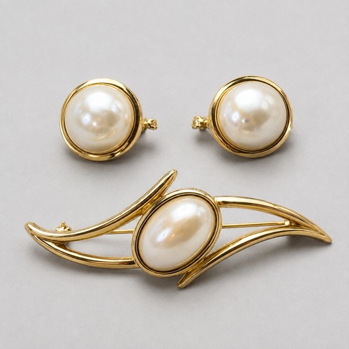 Vintage trifari gold tone - vintage,