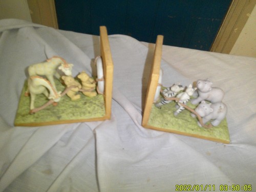 Pair resin bookends giraffe - of,
