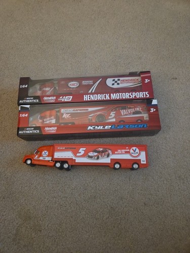 Kyle larson lot semi - semi, hauler