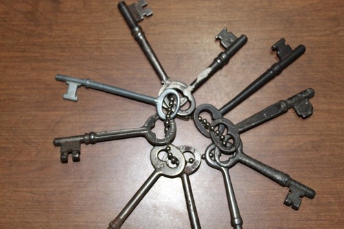 Antique skeleton keys lot - keys,