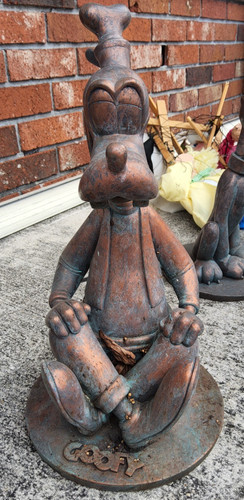 Rare disney parks goofy bronze - rare,