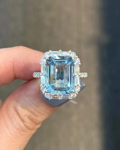 Emerald cut natural - 5.80,