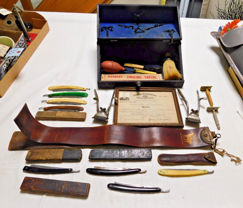 Early barbers leather bag - ,