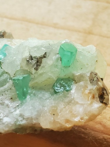 Natural raw colombian emerald - raw,