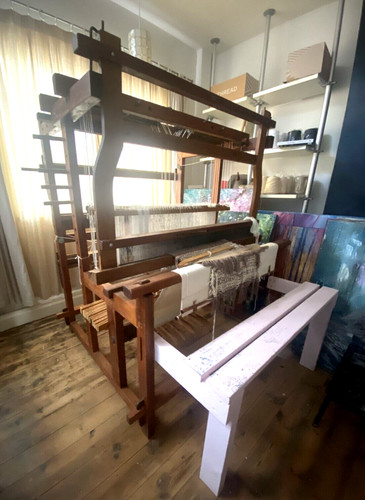 Floor standing counter-marche