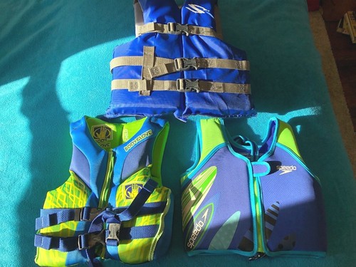Three kids life jackets - ,