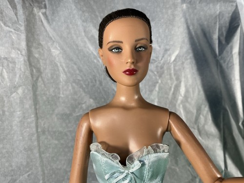 Tonner antoinette fashion - 16",