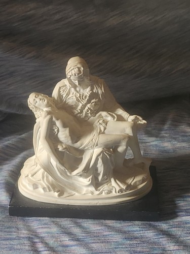 Statue pieta michelangelo - pieta,