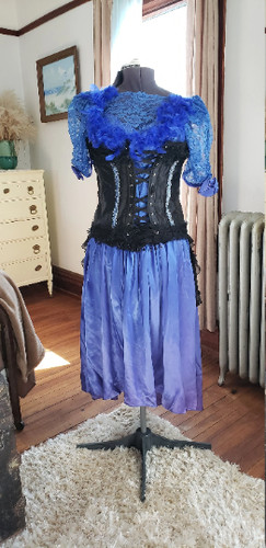 Western saloon girl - saloon, full