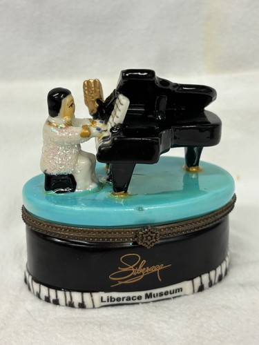 Liberace museum playing - museum,