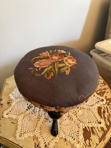 Round needlepoint floral black - round,