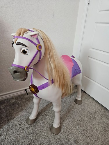 Rapunzel and maximus - maximus, size
