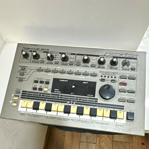 Roland 303 groovebox - roland, mc-303