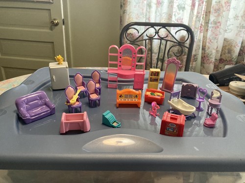 Vintage 1980 doll house - 1980’s,