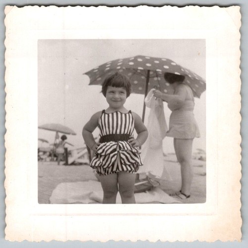 Vtg snapshot smiling girl - b&w,