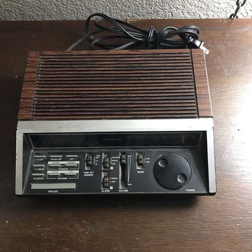 Sanyo digital clock - clock, radio