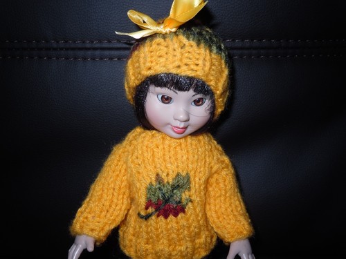 Hand knitted gold - hand,